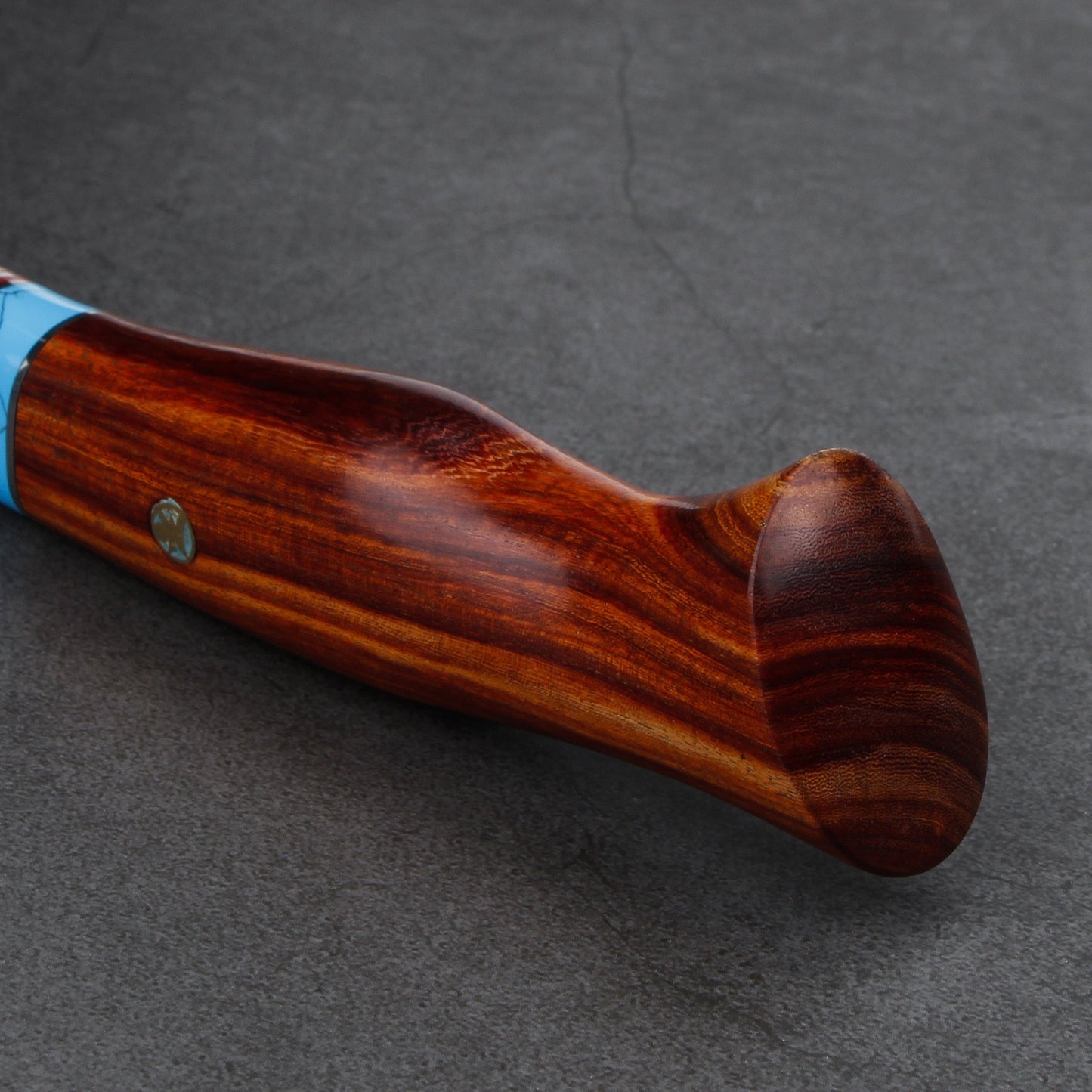 Couteau de Chef Professionnel – Lame en Acier Damas, Poignée en Bois de Santal Lame Du Chef